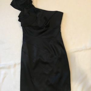 Karen Millen woman’s size 6 dress ( RUNS SMALL)